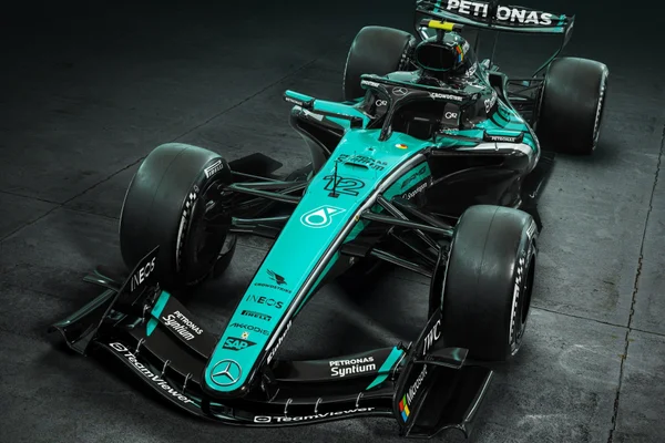 Fórmula 1: Mercedes ganha pintura especial para o GP do Bahrein na Malásia - destaque galeria Fórmula 1: Mercedes ganha pintura especial para o GP do Bahrein na Malásia - destaque galeria