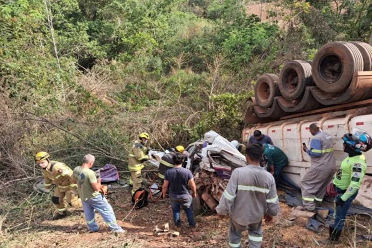 O motorista do caminhão teve apenas ferimentos leves O motorista do caminhão teve apenas ferimentos leves