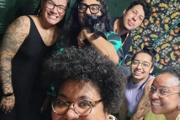 Déia Freitas, do podcast Não Inviabilize, com seus funcionários que ganharam apartamentos quitados - Metrópoles