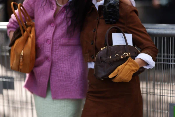 Na imagem com cor, foto de uma pessoa segurando a bolsa de um jeito diferente tecido - metrópoles
