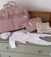 Joana Sanz mostrou roupinhas e acessórios em tons de rosa que recebeu de presente
