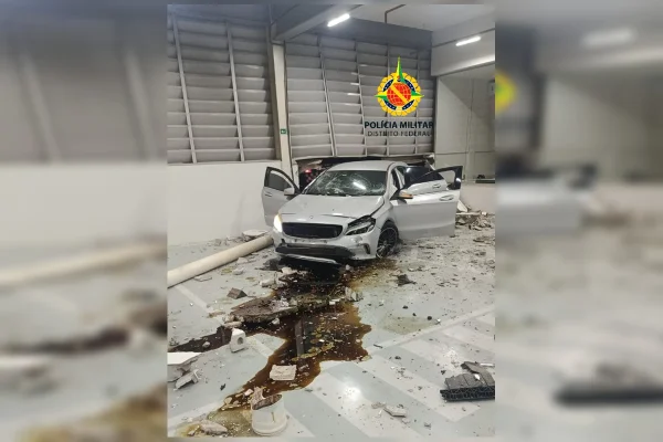 Motorista com sinais de embriaguez foge de blitz e invade loja no DF