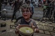 Uma organização de caridade distribuiu alimentos para palestinos que enfrentam sérias dificuldades no acesso a necessidades básicas devido ao bloqueio e às operações militares contínuas de Israel na Faixa de Gaza, em 24 de julho de 2025 Uma organização de caridade distribuiu alimentos para palestinos que enfrentam sérias dificuldades no acesso a necessidades básicas devido ao bloqueio e às operações militares contínuas de Israel na Faixa de Gaza, em 24 de julho de 2025