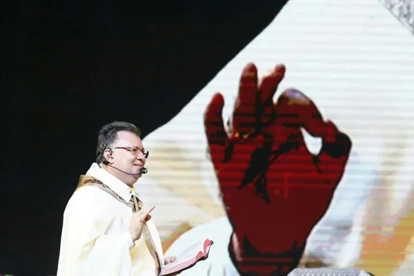 Políticos vão à Festa de Pentecostes, mas nada de discursos