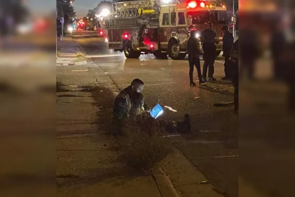 Bombeiro americano lê para menina que se envolveu em acidente