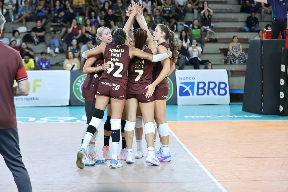Universitário, do Peru, comemorando a vitória sobre o Gerdau Minas na Copa Brasília de Vôlei Universitário, do Peru, comemorando a vitória sobre o Gerdau Minas na Copa Brasília de Vôlei