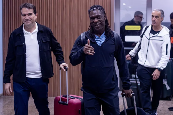 Seedorf desembarca no Brasil para assumir o comando do Corinthians
