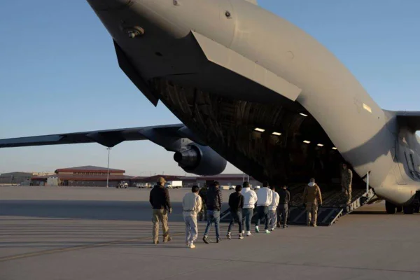 Imagem colorida de avião da Força Aérea dos Estados Unidos entrando em a