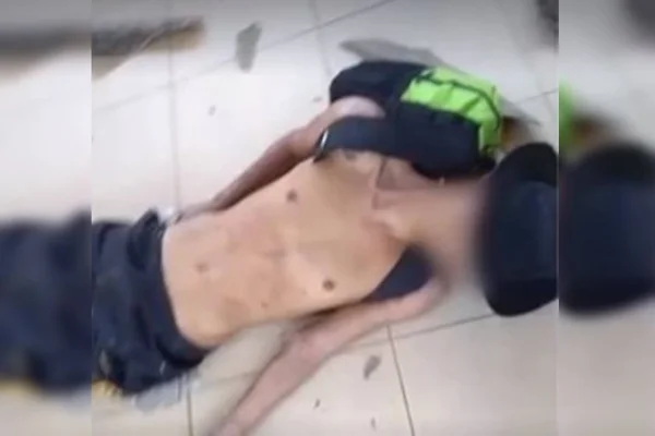 tronco de homem branco magro caído no chão