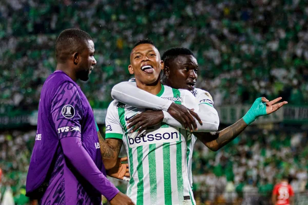 Imagem colorida de jogadores do Atlético Nacional comemorando gol - Metrópoles