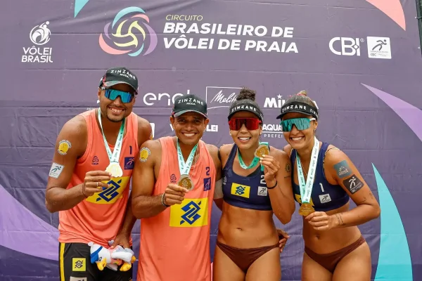 Duplas Arthur/Adrielson e Thamela/Victória, atuais campeões da segunda etapa do Circuito Brasileiro de Vôlei de Praia
