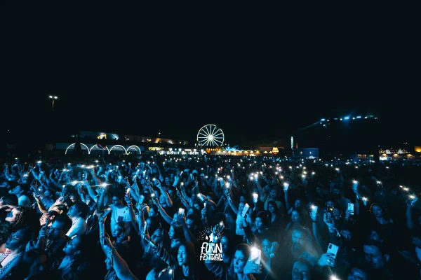 Fotografia colorida mostrando o público do Funn Festival-Metrópoles
