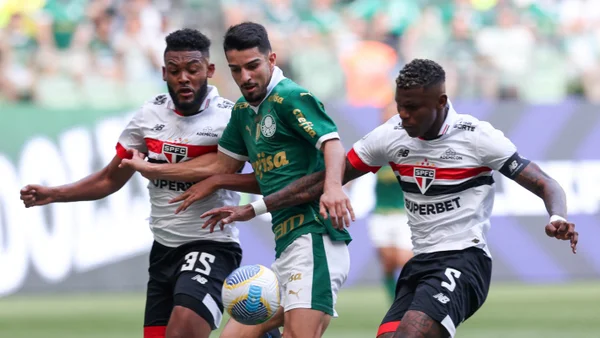 Foto colorida de Flaco López contra dois defensores do São Paulo - Metrópoles