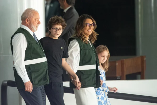 Lula, um menino, e Janta dão as mãos durante evento de Mais Médicos - Metrópoles