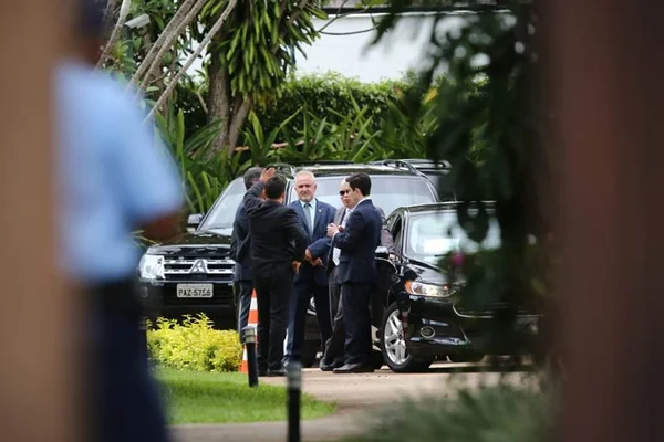 Guaidó almoça na residência do embaixador do Canadá em Brasília