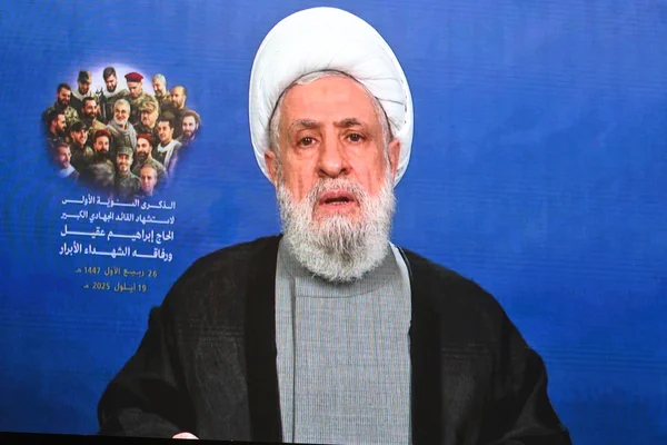 Imagem colorida mostra o chefe do Hezbollah, xeique Naim Qassem - Metrópoles