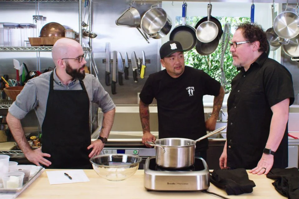 <b>The Chef Show</b> – A dupla responsável pelo aclamado filme Chef (2014), Jon Favreau e Chef Roy Choi aparece com amigos e convidados especiais, testando receitas famosas e discutindo experiências na cozinha <b>The Chef Show</b> – A dupla responsável pelo aclamado filme Chef (2014), Jon Favreau e Chef Roy Choi aparece com amigos e convidados especiais, testando receitas famosas e discutindo experiências na cozinha