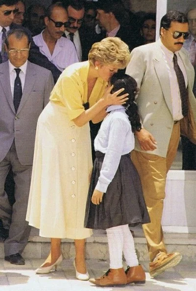 Em uma visita oficial ao Egito, em 1992, a princesa visitou uma instituição de bem-estar para mães e crianças e deu um beijo em uma garotinha Em uma visita oficial ao Egito, em 1992, a princesa visitou uma instituição de bem-estar para mães e crianças e deu um beijo em uma garotinha