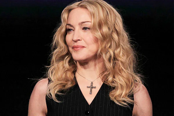 Madonna adota irmãs gêmeas do Malawi