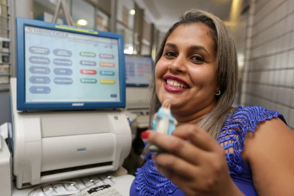 Ela registrou a aposta milionária da Mega-Sena. Ganhador marcou oito números e pagou R$ 98