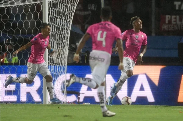 Del Valle supera chuva e Colón e é campeão da Copa Sul-Americana