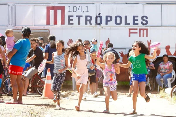 Metrópoles FM distribui 1 mil brinquedos na Expansão do Setor O