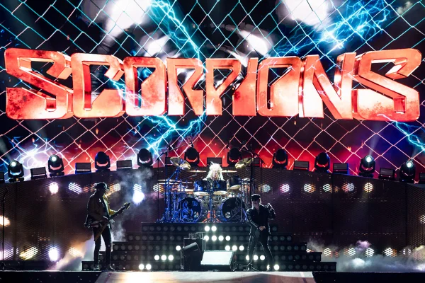Scorpions se apresentam no palco Mundo durante o primeiro dia da 20ª edição do Rock In Rio Lisboa, em 15 de junho de 2024