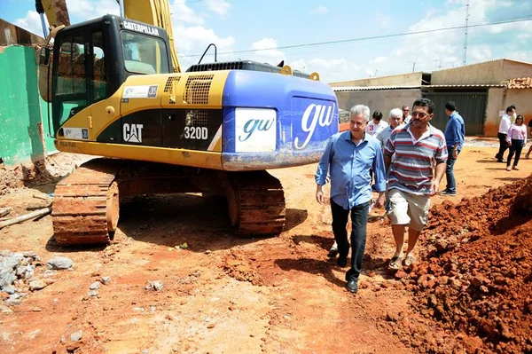 Rollemberg toma cerveja e promete melhorias a moradores de Ceilândia