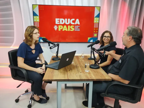 Foto colorida da gravação do segundo episódio do videocast EducaPais - Metrópoles