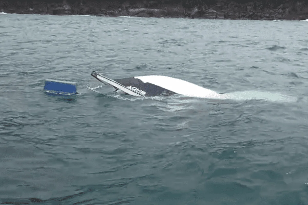 Homem desaparece após naufrágio de barco em Ilhabela. Casal é resgatado
