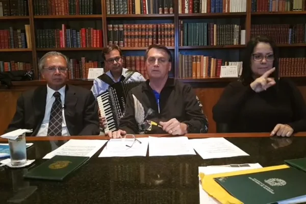 Ao lado de sanfoneiro, Bolsonaro presta homenagem às vítimas do coronavírus