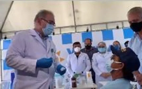Ministro da Saúde, Queiroga aplica vacina em cidadão na Paraíba. Veja