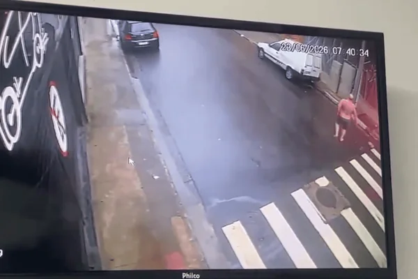 Imagem colorida de homem armado caminhando em direção ao carro para matar homem em situação de rua - Metrópoles
