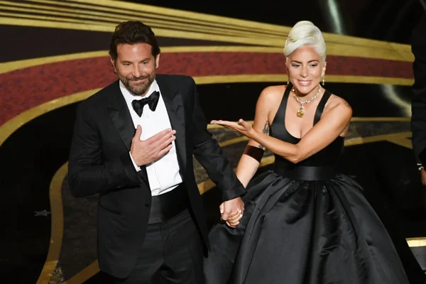 Não é Bradley Cooper. Lady Gaga é vista aos beijos com novo affair