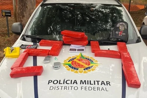 Tabletes vermelhos em cima de viatura da PMDF