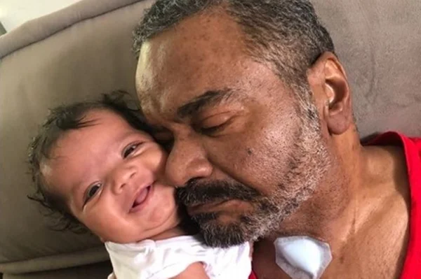Arlindo Cruz aparece em foto com neto caçula após receber alta