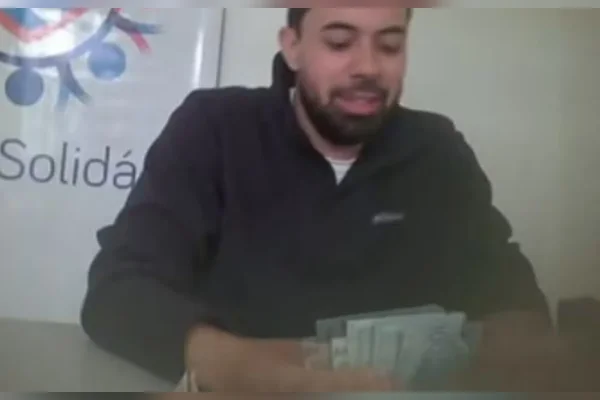 Vereador suspeito de rachadinha é filmado recebendo dinheiro: “É meu”