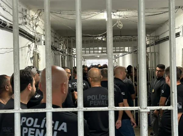Policiais penais em presídio