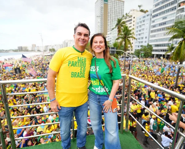 Ato de Flávio em Copacabana reúne 8,9 mil pessoas, diz monitor da USP