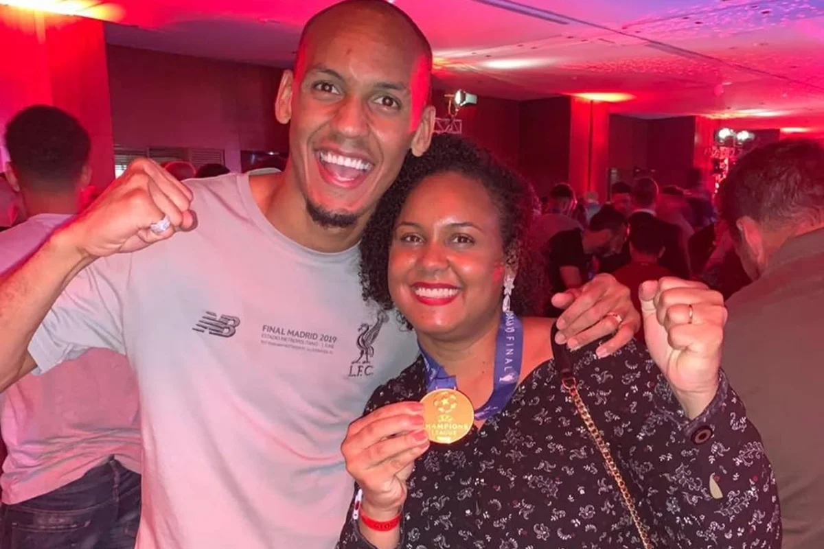 Rosângela Tavares, mãe de Fabinho, descreveu a convocação do filho para a Seleção Brasileira como um momento de muita emoção e ansiedade. A chegada à equipe nacional ganha ainda mais significado para a família após a morte do pai do jogador no último ano Rosângela Tavares, mãe de Fabinho, descreveu a convocação do filho para a Seleção Brasileira como um momento de muita emoção e ansiedade. A chegada à equipe nacional ganha ainda mais significado para a família após a morte do pai do jogador no último ano