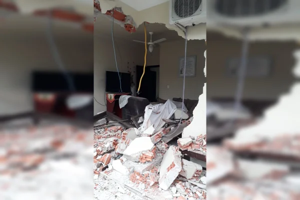 Caminhão perde freio e invade casa em Joinville