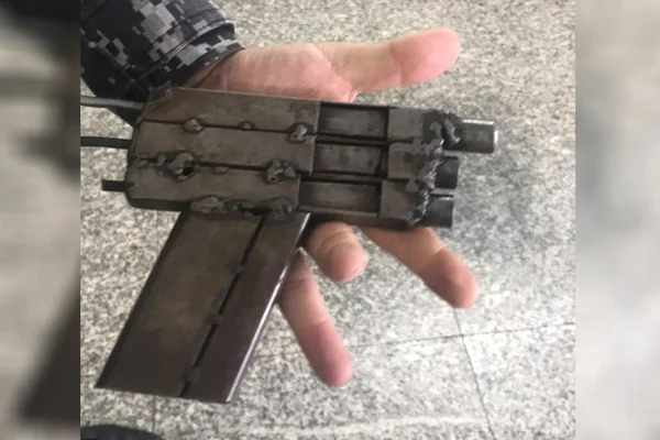 Jovem é preso no DF com arma artesanal que dispara três calibres