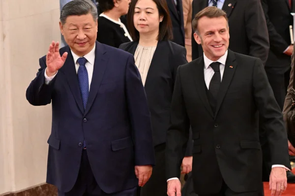 Imagem colorida de Xi Jinping e Emmanuel Macron - Metrópoles