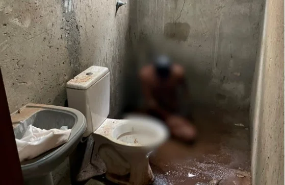 Homem deixa irmão autista em cativeiro e dormindo com o corpo da mãe