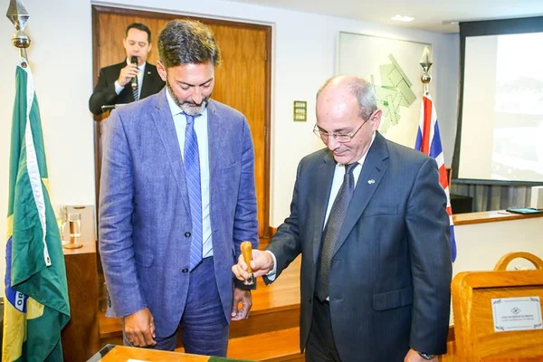 Demitido da presidência dos Correios, “sindicalista” estampa até selo