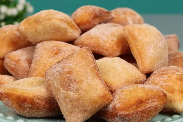 massinhas fritas servidas em prato