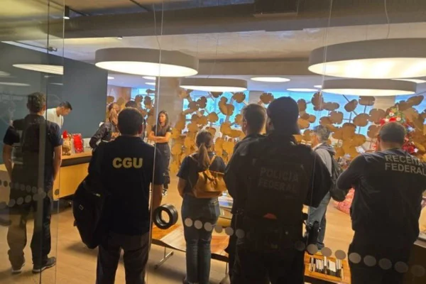 Imagem colorida mostra agentes da PF e da CGU durante operação no interior de São Paulo - Metrópoles