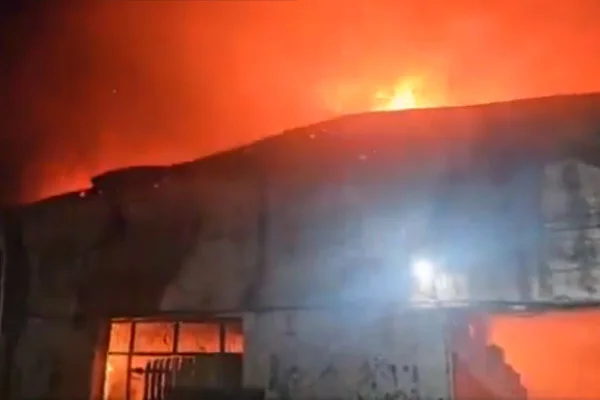 Incêndio de grandes proporções atinge galpão no Rio - Metrópoles
