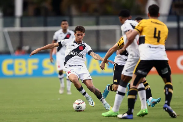 Jogadores de Vasco e Criciúma em jogo da Série B do Campeonato Brasileiro - Metrópoles