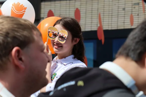 Substituto do McDonald’s na Rússia abre lojas com nova logomarca